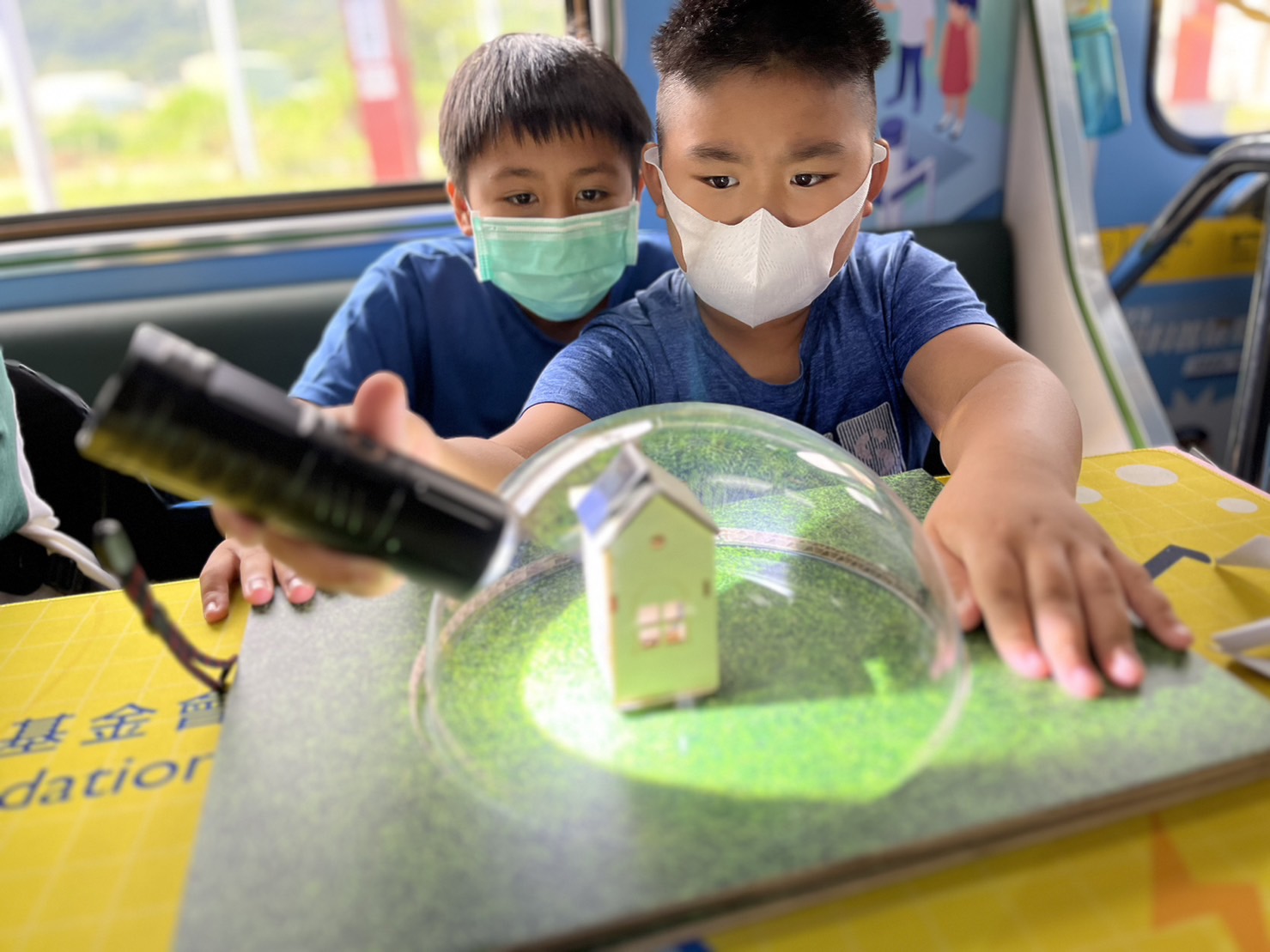 G22恒峰參與基礎科學主題車廂，以STEAM教學精神，設計「逐日科學家」、「太陽能工程師」以及「淨零建築師」三大能源科普課程和實驗